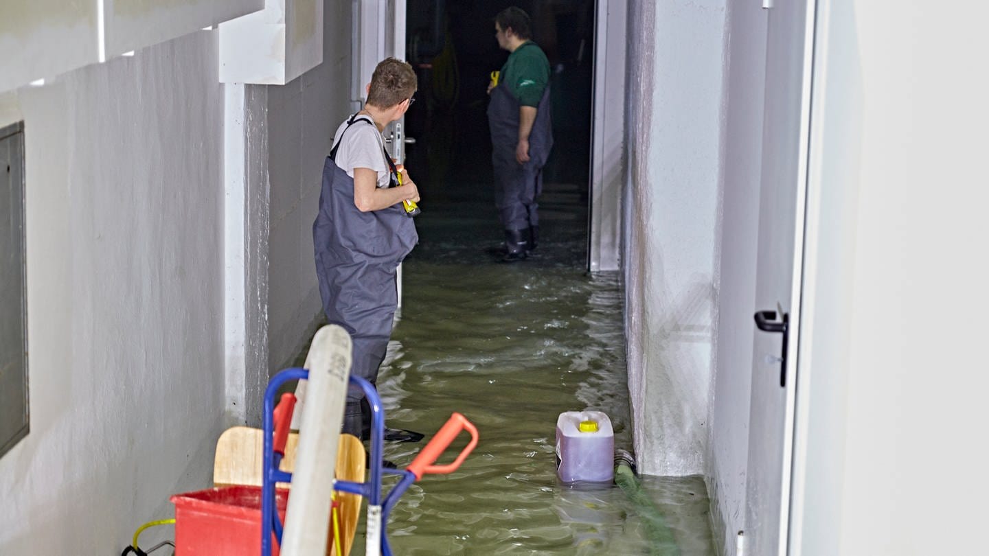 Der Keller der Giengener Stadthalle steht komplett unter Wasser.