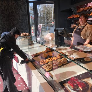 Am neuen Filialstandort der Bäckerei Bayer in Neu-Ulm brechen andere Zeiten an: Hier geht mit Bargeld gar nichts mehr.