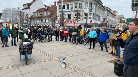 Menschen stehen auf einem Platz in einem Halbkreis. Zur Kundgebung von Fridays for Future in Heidenheim sind am Freitag rund 50 Personen gekommen. 