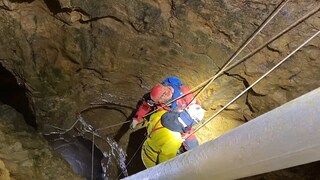 Höhlenretter aus ganz Süddeutschland haben am Sonntag in der Laichinger Tiefenhöhle für den Ernstfall trainiert.