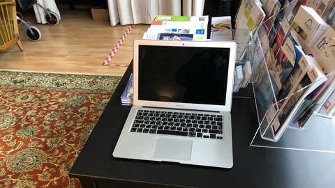 Ein Laptop steht auf einem Tisch. Ein Computer mit Internet-Anschluss - auch er gehört zur Ausstattunug von "Altersarmut Ulm nein".