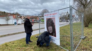 Ein Plakat mit dem Bild einer jungen Frau an einer Straße: Ein Plakataktion 40 Jahre nach dem Mord an Sabine Rahn aus Heidenheim soll mögliche Zeugen dazu bewegen, sich bei der Polizei zu melden.