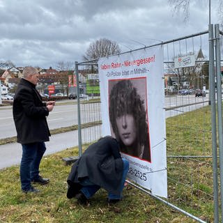 Ein Plakat mit dem Bild einer jungen Frau an einer Straße: Ein Plakataktion 40 Jahre nach dem Mord an Sabine Rahn aus Heidenheim soll mögliche Zeugen dazu bewegen, sich bei der Polizei zu melden.
