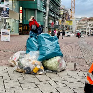 Ein Mitarbeiter der Stadt Ulm leert morgens die Mülleimer in der Innenstadt. 