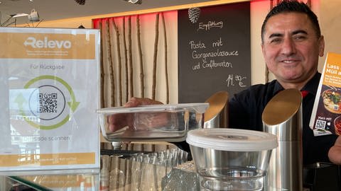 Der Ulmer Kellner Necati Simsek findet das Pfandsystem mit den Glasboxen eine gute Sache: "Gar kein Plastik mehr und man kann sie in teilnehmenden Restaurants und Cafés in ganz Deutschland abgeben."