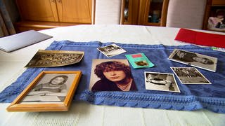 Fotos von Sabine Rahn, ausgebreitet auf einem Tisch. Der ungeklärte Mordfall Sabine Rahn beschäftigt Angehörige und Ermittler auch nach 40 Jahren noch.