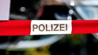 Absperrband der Polizei: Die Beamten haben in Herbrechtingen einen mutmaßlichen sogenannten Reichsbürger festgenommen. 