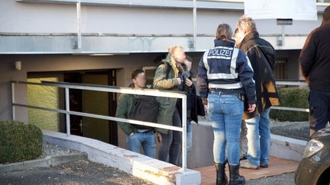 Mutmaßlicher Reichsbürger in Herbrechtingen (Kreis Heidenheim) wurde verhaftet, Polizei durchsucht Wohnung.