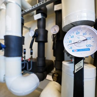 Temperaturmessung an einer Geothermie-Anlage - das Energietechnik-Unternehmen Weishaupt in Schwendi hat auch wegen des Zuwachses im Bereich Wärmepumpen einen Rekordumsatz erzielt.