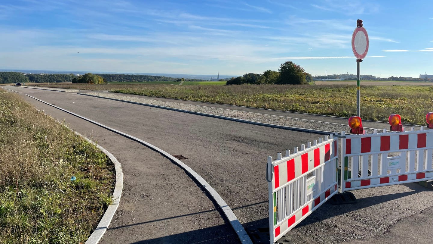 Die Zufahrt zu dem zukünftigen Baugebiet in Ulm-Jungingen. Mehr als 900 Bauwillige haben sich auf eine zweite Ausschreibung hin gemeldet (Archivbild).