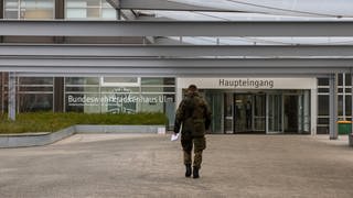 Im Jahresbericht der Wehrbeauftragten des Bundestags ist auch das Bundeswehrkrankenhaus in Ulm mit mehreren Missständen aufgelistet. (Archivbild)