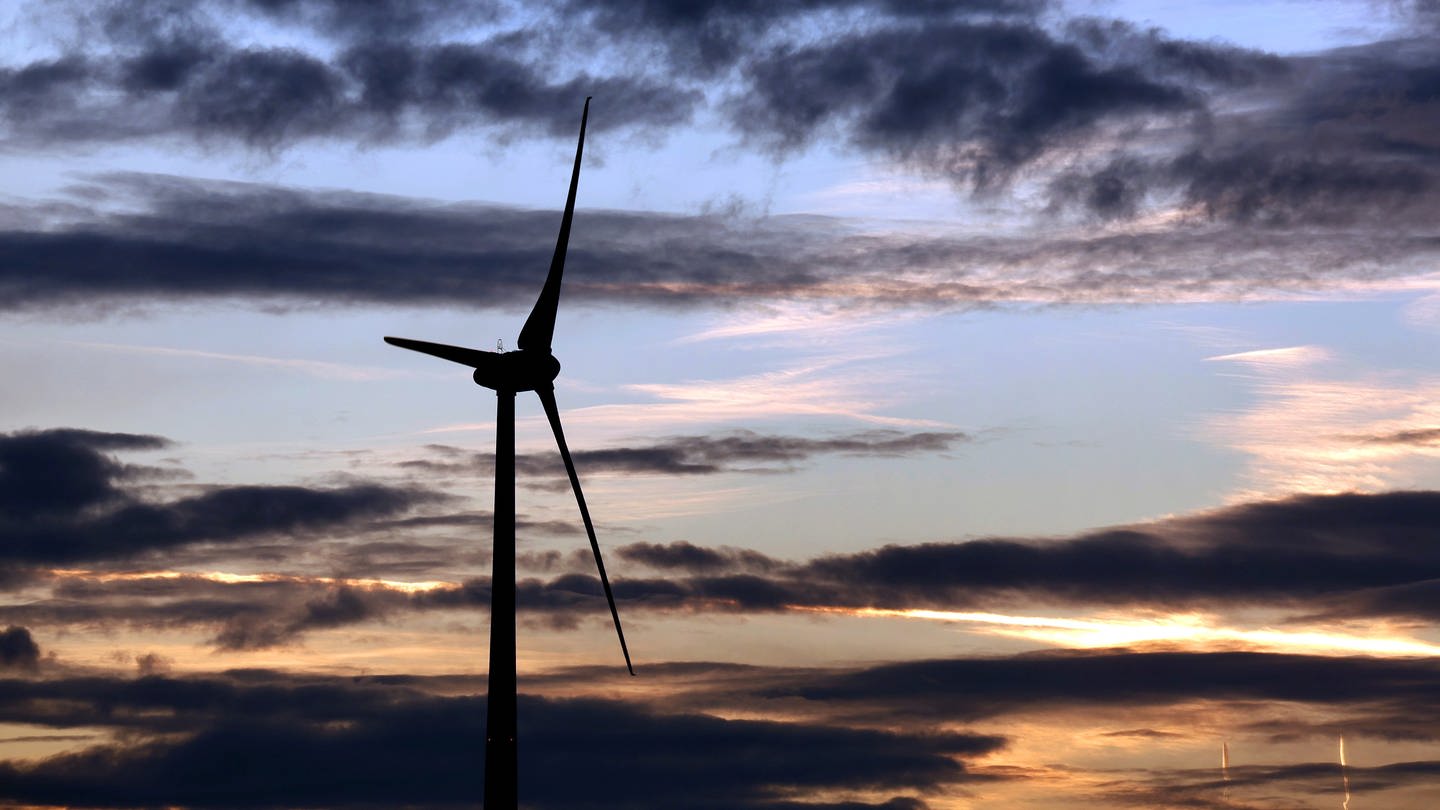 Ein Windrad vor bewölktem Himmel: Mehr Windräder im Kreis Biberach und der Region Donau-Iller seien schwierig, sagt die Landesregierung. Schuld daran sei die Bundeswehr. (Symbolbild)