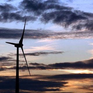 Ein Windrad vor bewölktem Himmel: Mehr Windräder im Kreis Biberach und der Region Donau-Iller seien schwierig, sagt die Landesregierung. Schuld daran sei die Bundeswehr. (Symbolbild)