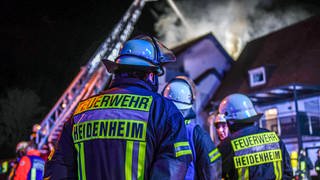 Flammen schlagen aus einem Dachstuhl - in Heidenheim hat es in der Nacht zu Dienstag in einem Mehrfamilienhaus gebrannt.  