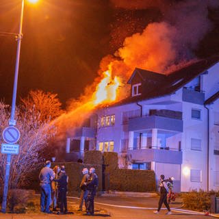 Der Dachstuhl eines Mehrfamilienhauses in Flammen - in der Nacht zu Dienstag wurde die Feuerwehr zu einem Großeinsatz nach Heidenheim-Mergelstetten gerufen. 