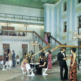 Ein Ball im Innenhof des Kulturzentrums Prediger in den 1970er Jahren, mit zeitgenössischen Frisuren und Garderobe