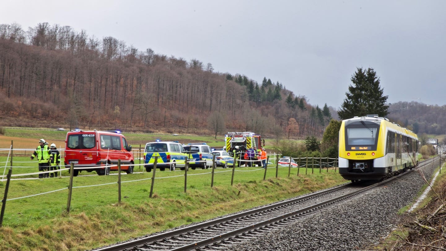 Bei Königsbronn hat am Sonntag eine Regionalbahn einen Mann mit Fahrrad erfasst. Der Mann kam bei dem Unfall ums Leben.