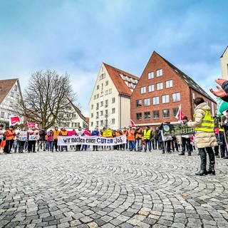 Warnstreik in Ulm: 380 Beschäftigte sind am Montagvormittag zu einer Kundgebung zusammengekommen