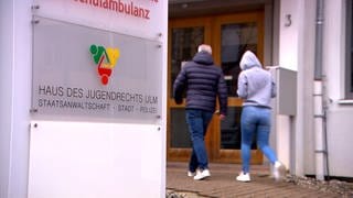 Ein Mann und ein Mächen betreten das Haus des Jugendrechts in Ulm