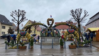Graues und nasses Wetter herrschte am Samstag bei der Eröffnung des 21. Osterbrunnens in Schechingen im Ostalbkreis.