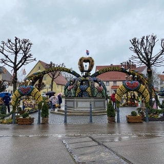 Graues und nasses Wetter herrschte am Samstag bei der Eröffnung des 21. Osterbrunnens in Schechingen im Ostalbkreis.