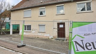 Die Flüchtlingsunterkunft in Illerkirchberg ist bereits mit Bauzäunen abgesperrt. Der Auftrag für den Abriss ist bereits erteilt.