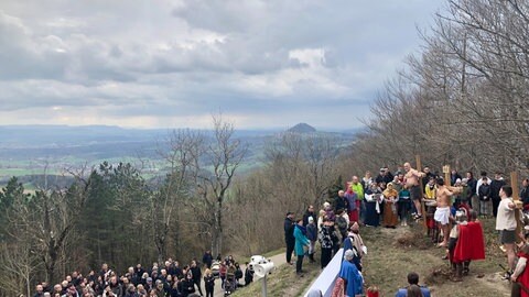 Lebendiger Kreuzweg in Schwäbisch Gmünd: Zwölf Stationen des Leidenswegs Christi münden in die Darstellung der Kreuzigung.