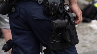 Polizei mit Schusswaffe