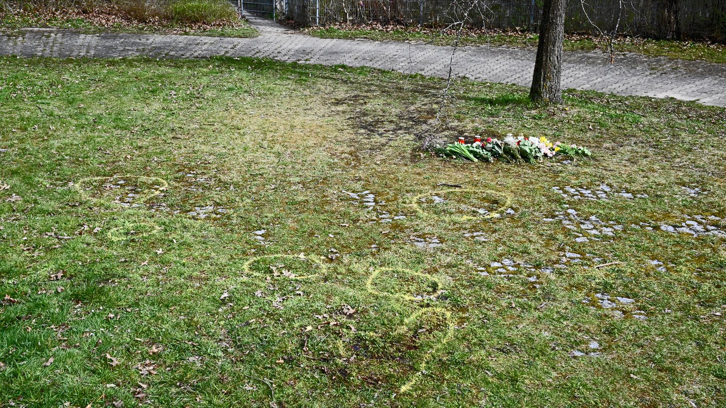 Blumensträuße auf einer Wiese: Polizei und Staatsanwaltschaft Ulm haben weitere Erkenntnisse zur getöteten Siebenjährigen veröffentlicht. Sie gehen davon aus, dass das Kind in Ulm-Wiblingen nach einem Messerstich verblutete.