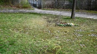 Blumensträuße auf einer Wiese: Polizei und Staatsanwaltschaft Ulm haben weitere Erkenntnisse zur getöteten Siebenjährigen veröffentlicht. Sie gehen davon aus, dass das Kind in Ulm-Wiblingen nach einem Messerstich verblutete.
