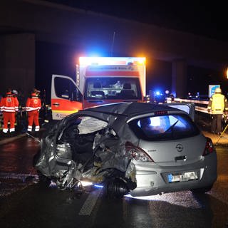 Bei einem Unfall auf der B28 in Neu-Ulm ist die 69-jährige Fahrerin eines Kleinwagens ums Leben gekommen.