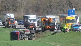 Ein umgekippter Lkw liegt neben der A8 bei Hohenstadt.