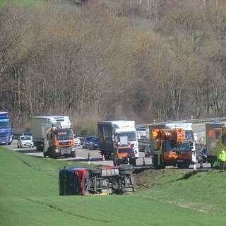 Ein umgekippter Lkw liegt neben der A8 bei Hohenstadt.