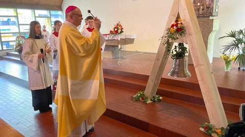 Weihbischof Gerhard Schneider und Ministranten vor der neuen Kirchenglocke. Bei einem Gottesdienst in der St. Martin Kirche in Beimerstetten wurde die neue Glocke durch Weihbischof Gerhard Schneider gesegnet.