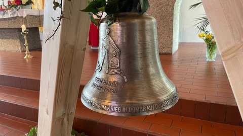 Kirchenglocke der St. Martin Kirche in Beimerstetten. Neue Glocke mit Friedensbotschaft: Neben einem Abbild von St. Martin sind Friedenstauben auf der Glocke zu sehen.