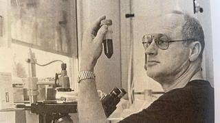 Shraga Goldmann war einer der bedeutensten Transfusionsmediziner und gilt als Pionier der Knochenmarkspende. In Ulm gründete er  das Zentrale Knochenmarkspender-Register Deutschlands. 