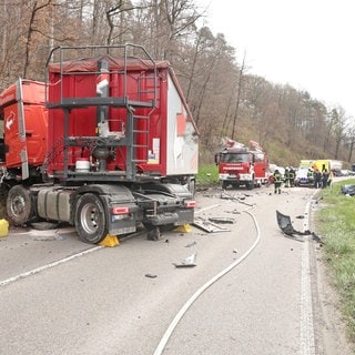 Unfall mit einem Lkw und einem Pkw auf einer Straße, dabei ein Polizeiwagen. Bei einem Unfall auf der B28 am Ortsausgang von Blaustein Richtung Blaubeuren (Alb-Donau-Kreis) ist am Freitag nach ersten Informationen der Polizei eine Person schwer verletzt worden. 