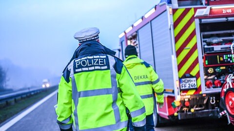 Einsatzkräfte vor Ort nach einem schweren Unfall auf der A7 bei Heidenheim. Zwei Menschen starben, fünf Personen wurden schwer verletzt. 