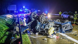 Bei einem schweren Unfall auf der A7 bei Heidenheim völlig zerstörte Autos- hier starben in den frühen Morgenstunden zwei Menschen.