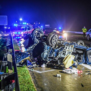 Bei einem schweren Unfall auf der A7 bei Heidenheim völlig zerstörte Autos- hier starben in den frühen Morgenstunden zwei Menschen.