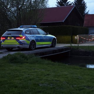 Nach dem Fund zweier Leichen in Altenstadt (Landkreis Neu-Ulm) dauern die Ermittlungen der Kripo weiter an. 