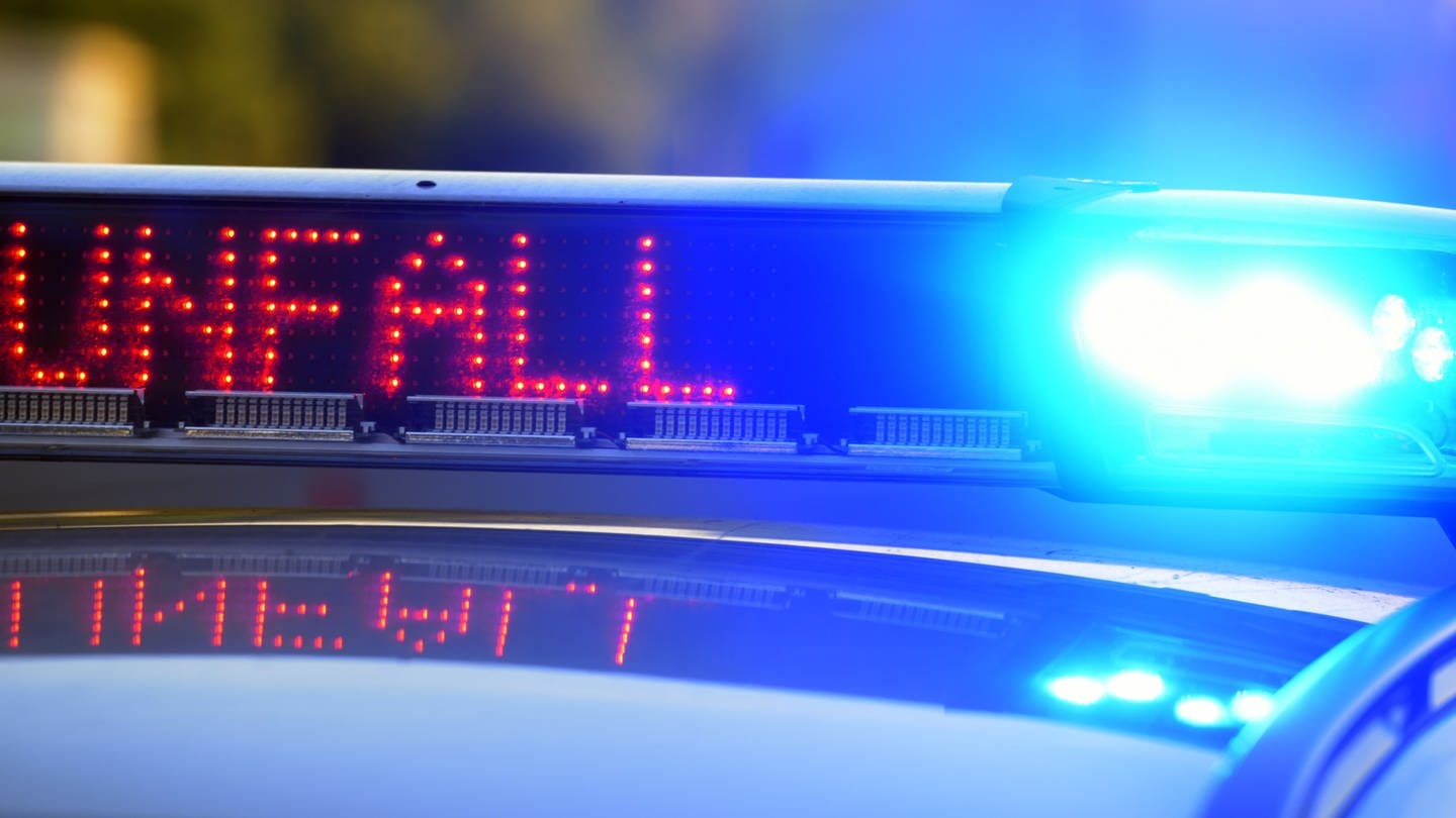 Dach eines Polizeiautos mti Blaulicht und Unfall-LED-Anzeige