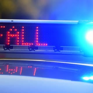 Dach eines Polizeiautos mti Blaulicht und Unfall-LED-Anzeige