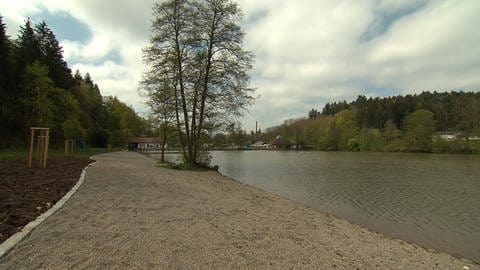 Der Schießtalsee musste ausgebaggert werden, außerdem wurde ein Strand angelegt, so dass nun Badegäste dort schwimmen gehen können.