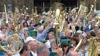 Die Schlussfeier des Landesposaunentages 2023 auf dem Münsterplatz in Ulm, zu deren Höhepunkt tausende Bläserinnen und Bläser das Lied "Großer Gott wir loben Dich" spielen. (Archivbild)