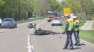 Ein abbiegender Autofahrer hat in der Nähe von Weißenhorn einen Unfall verursacht, bei dem zwei Motorradfahrer gestürzt sind.