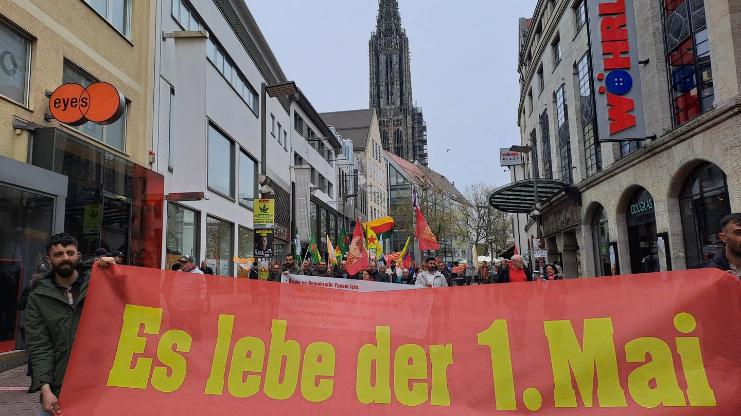 Mehr als 500 Menschen beteiligten sich in Ulm an einem Demonstrationszug zum 1. Mai.