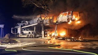 Die Autos auf einem Autotransporter sind am Donnerstagabend vollständig ausgebrannt.