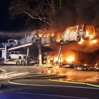 Die Autos auf einem Autotransporter sind am Donnerstagabend vollständig ausgebrannt.