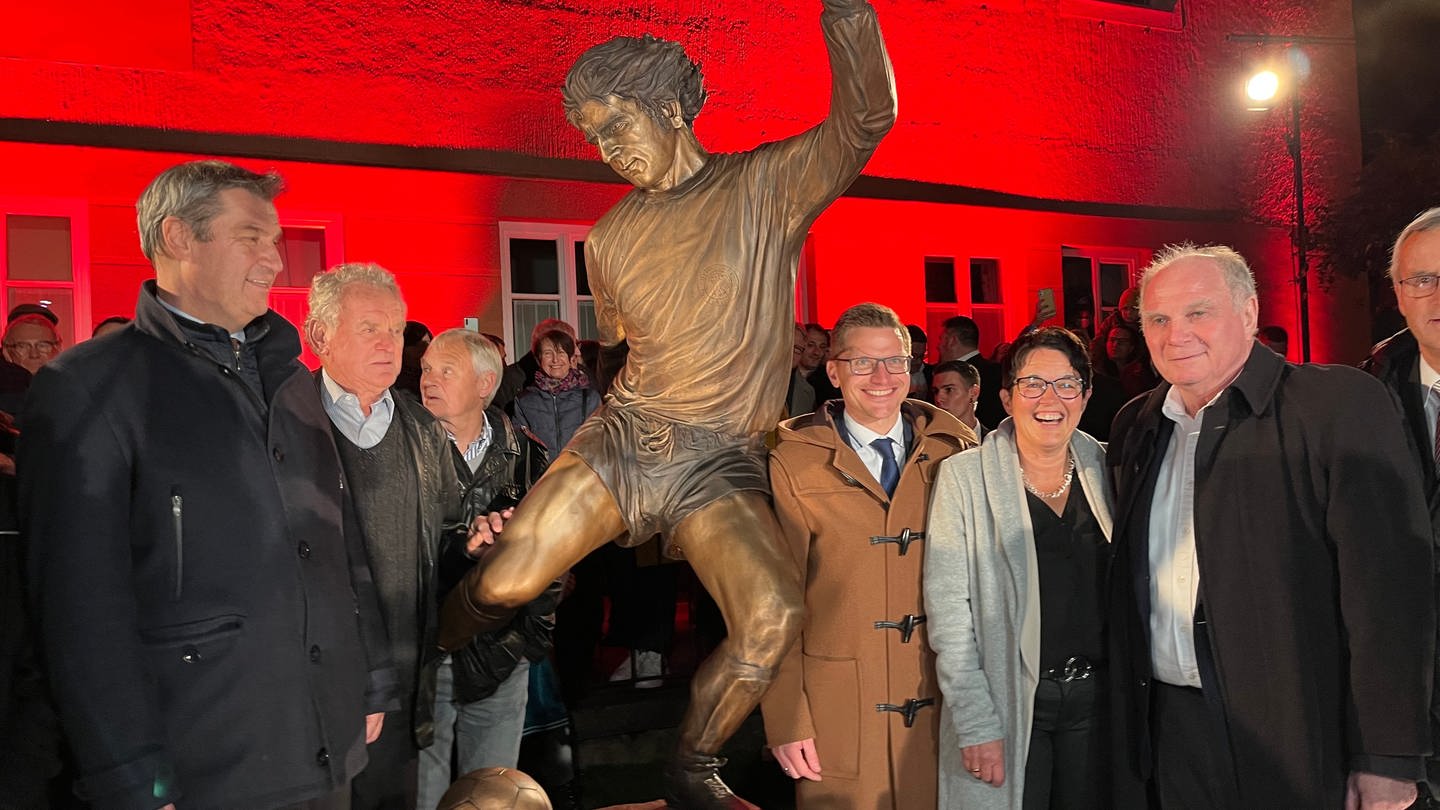 Eine Statue zeigt einen Fußballer kurz vor dem Schuss. Eine lebensgroße Bronzestatue erinnert in Nördlingen von nun an an den Ausnahmefußballer Gerd Müller.